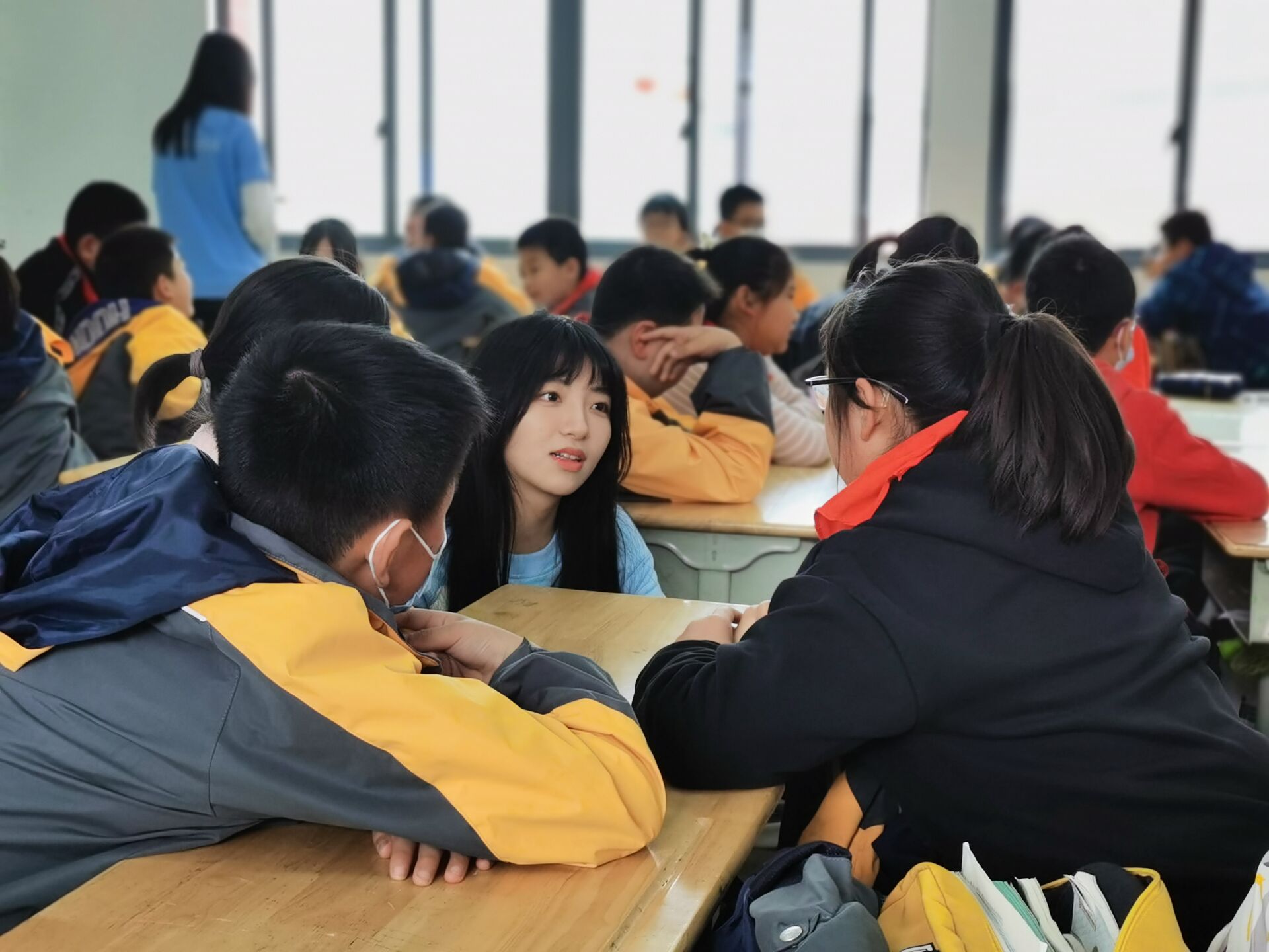 【南京晨报】南信大高新实小来了群大学生辅导员